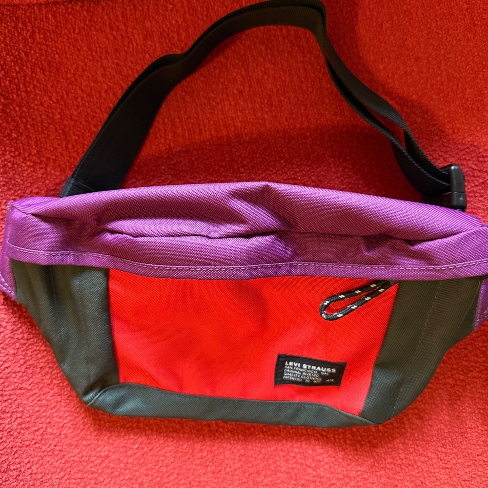 NWT Levi’s Banana Sling / Fanny Pack